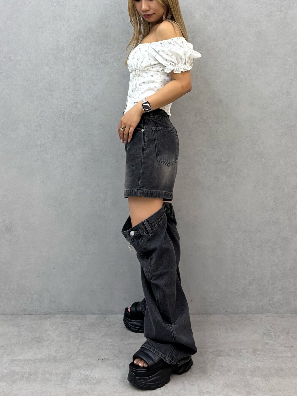 ブラック系のデニムパンツ、ブラック系のサンダルを着用したレディースの夏コーディネートの2枚目の写真