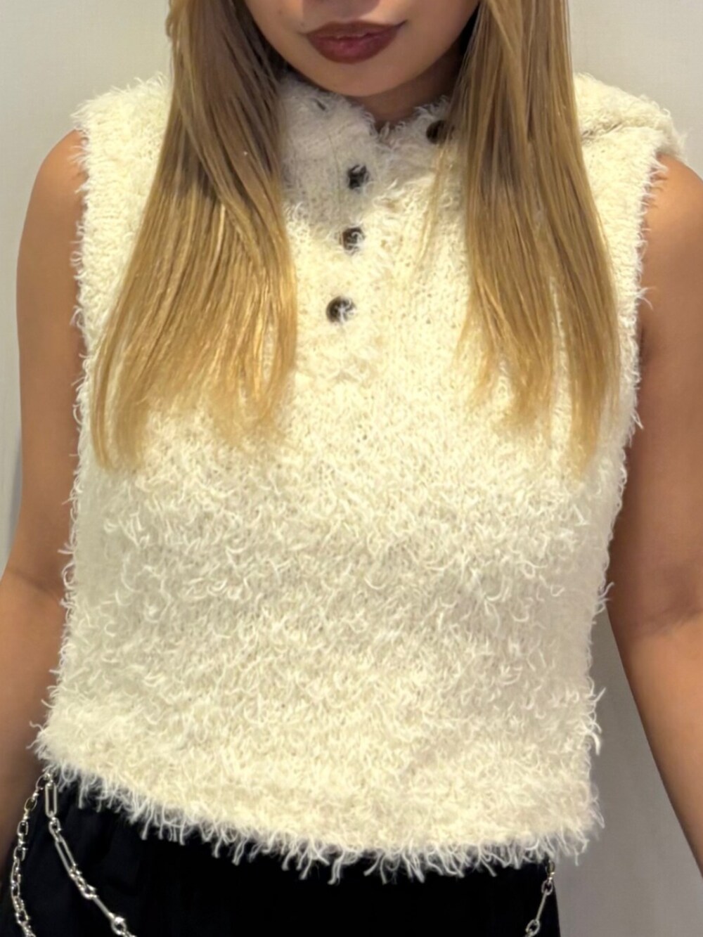 ホワイト系のニット/セーター、ブラック系のその他パンツ、ブラック系のサンダルを着用したレディースの春コーディネートの4枚目の写真