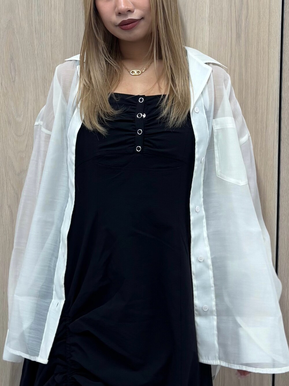 ブラック系のワンピース、ホワイト系のシャツ/ブラウス、ブラック系のサンダルを着用したレディースの春コーディネートの5枚目の写真