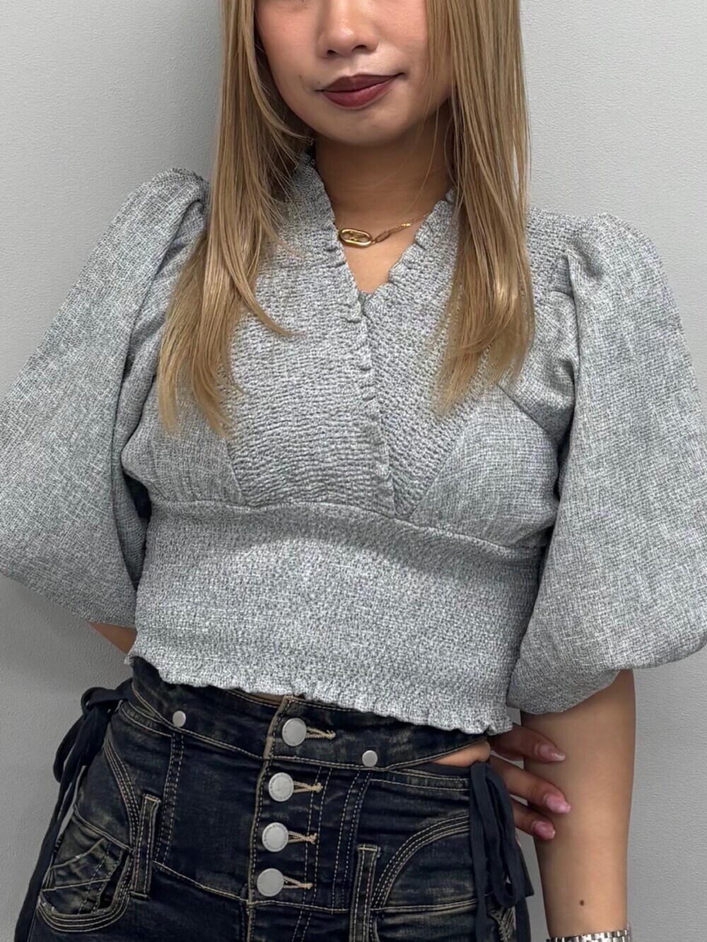 グレー系のTシャツ/カットソー、ブルー系のデニムパンツ、ブラック系のサンダルを着用したレディースの春コーディネートの4枚目の写真