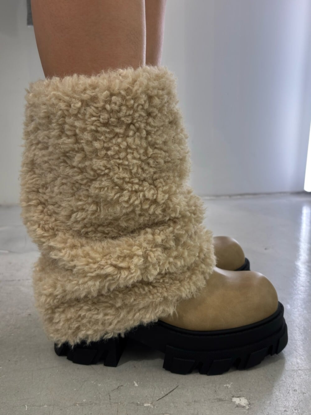 ブラック系のその他パンツ、ベージュ系のシャツ/ブラウス、ホワイト系のブーツを着用したレディースの冬コーディネートの5枚目の写真