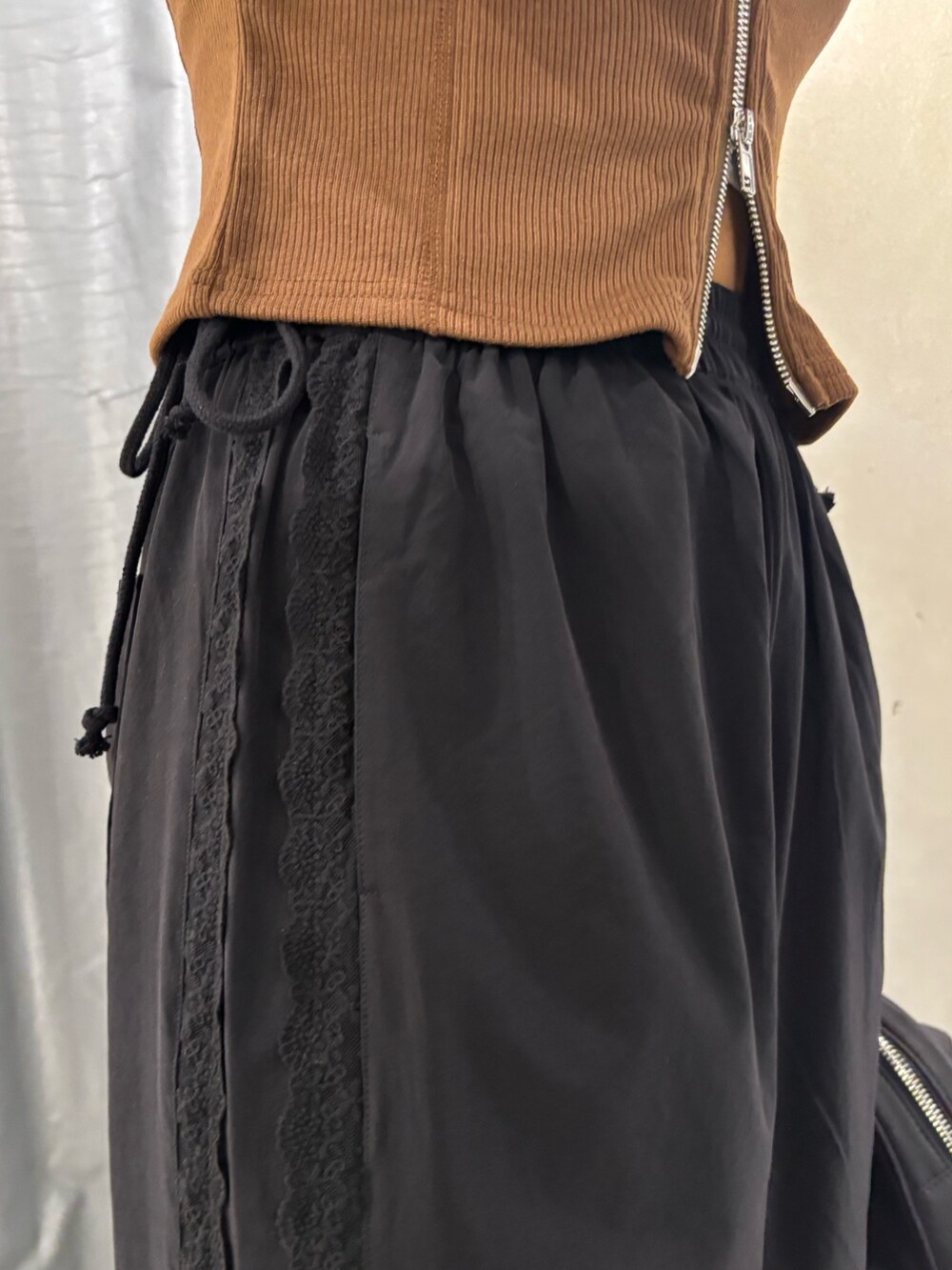 ブラウン系のTシャツ/カットソー、ブラック系のその他パンツ、ブラック系のハンドバッグを着用したレディースの夏コーディネートの5枚目の写真