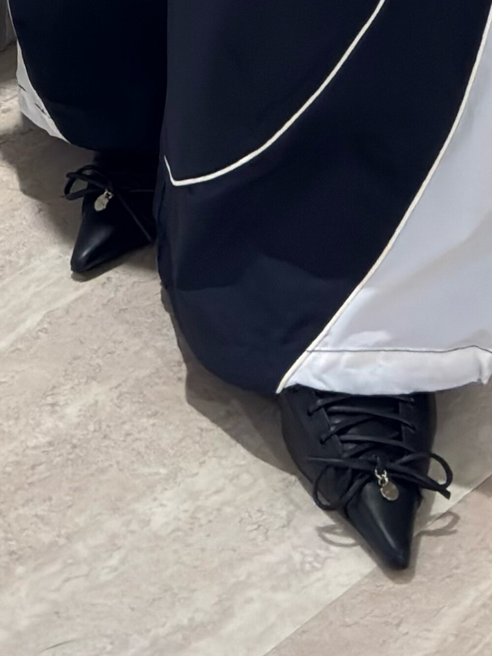 ブラック系のニット/セーター、ブルー系のその他パンツ、ブラック系のパンプスを着用したレディースの春コーディネートの6枚目の写真