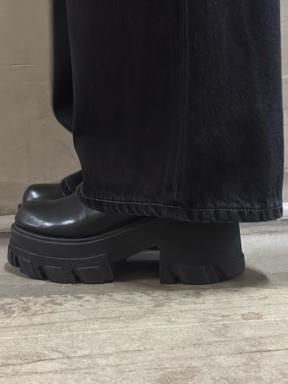 ホワイト系のTシャツ/カットソー、グレー系のブルゾン、ブラック系のデニムパンツを着用したレディースの秋コーディネートの5枚目の写真