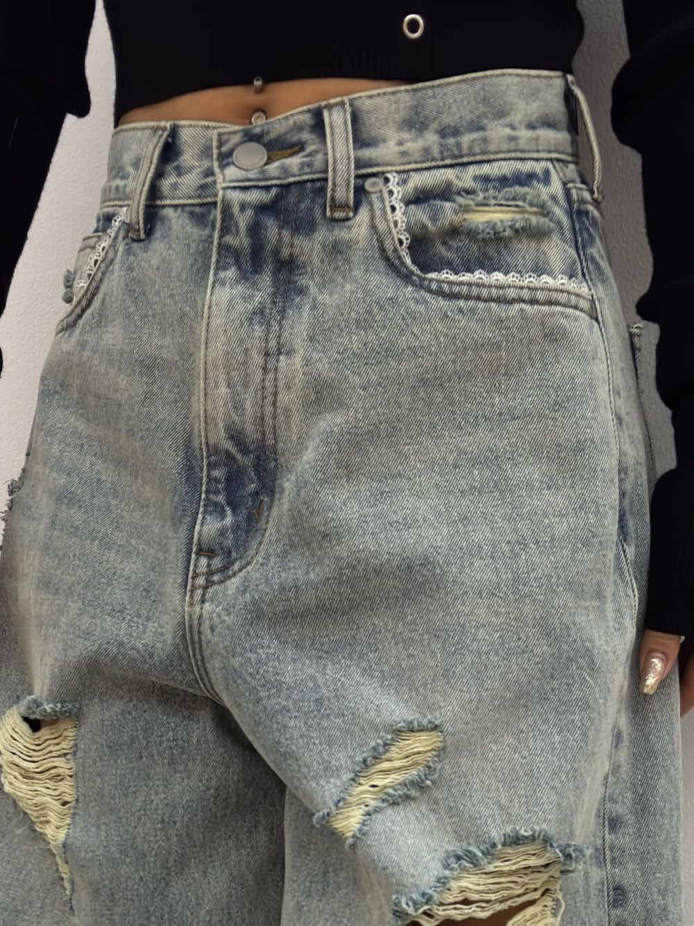 ブラック系のニット/セーター、ブルー系のデニムパンツ、ブラック系のスニーカーを着用したレディースの冬コーディネートの5枚目の写真