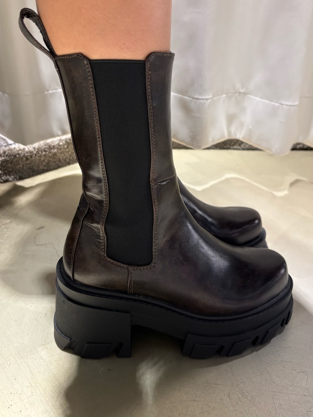 その他のTシャツ/カットソー、ブラウン系のスカート、ブラウン系のブーツを着用したレディースの秋コーディネートの5枚目の写真