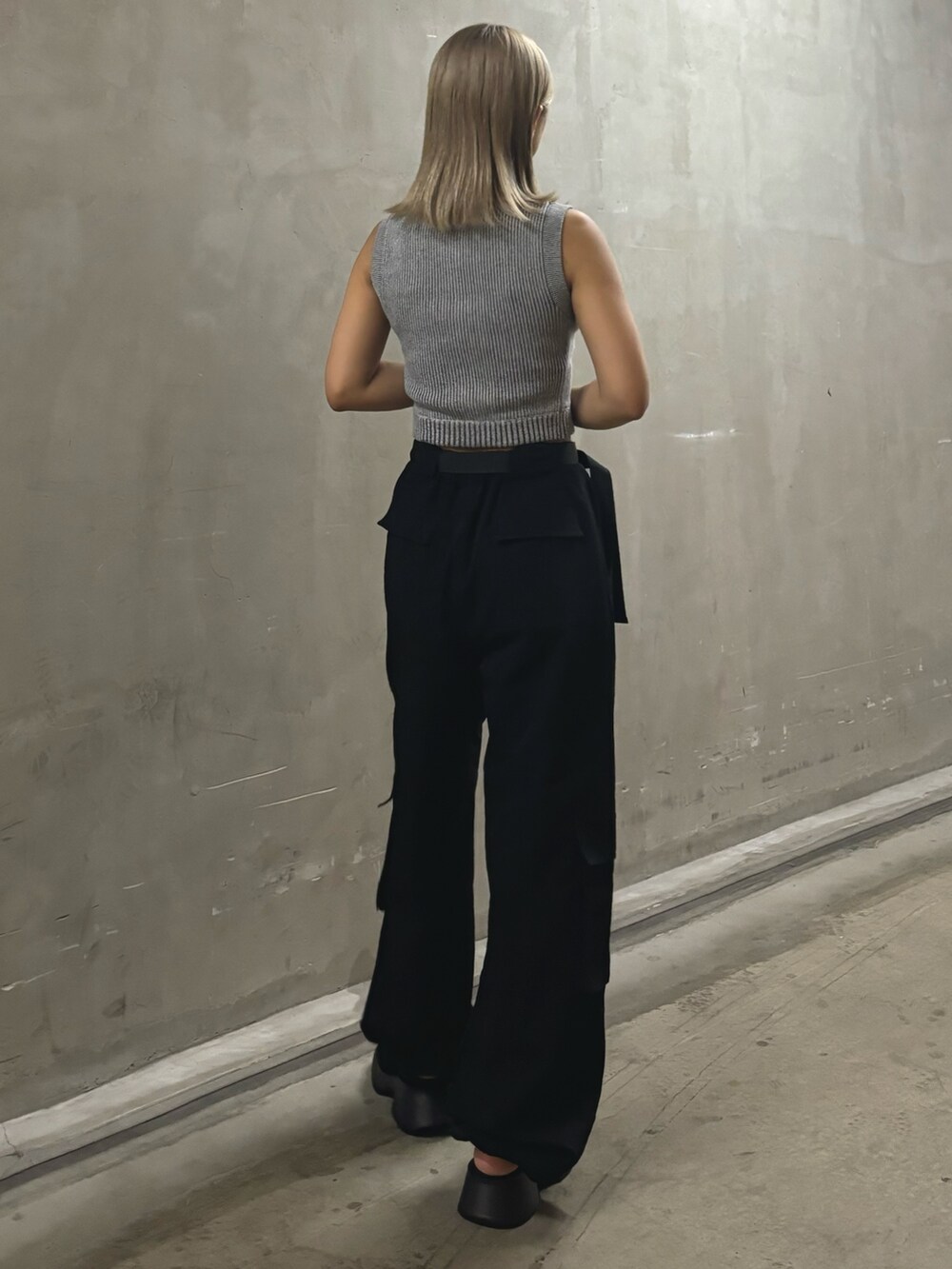 ブラック系のその他パンツ、グレー系のニット/セーター、ブラック系のサンダルを着用したレディースの夏コーディネートの2枚目の写真