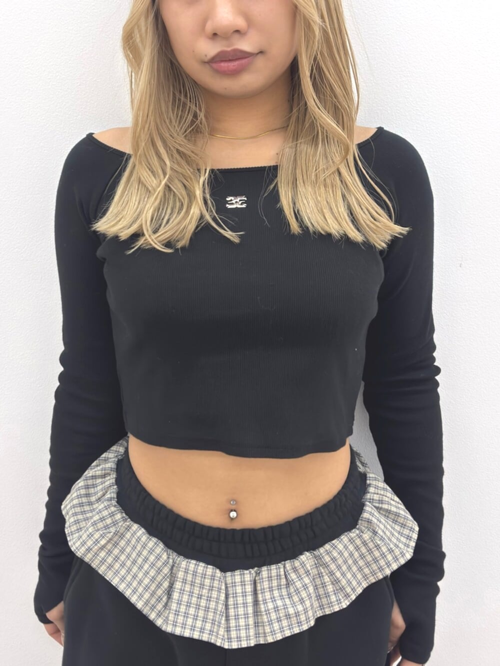 ブラック系のスウェットパンツ、ブラック系のスニーカー、ブラック系のTシャツ/カットソーを着用したレディースの冬コーディネートの4枚目の写真