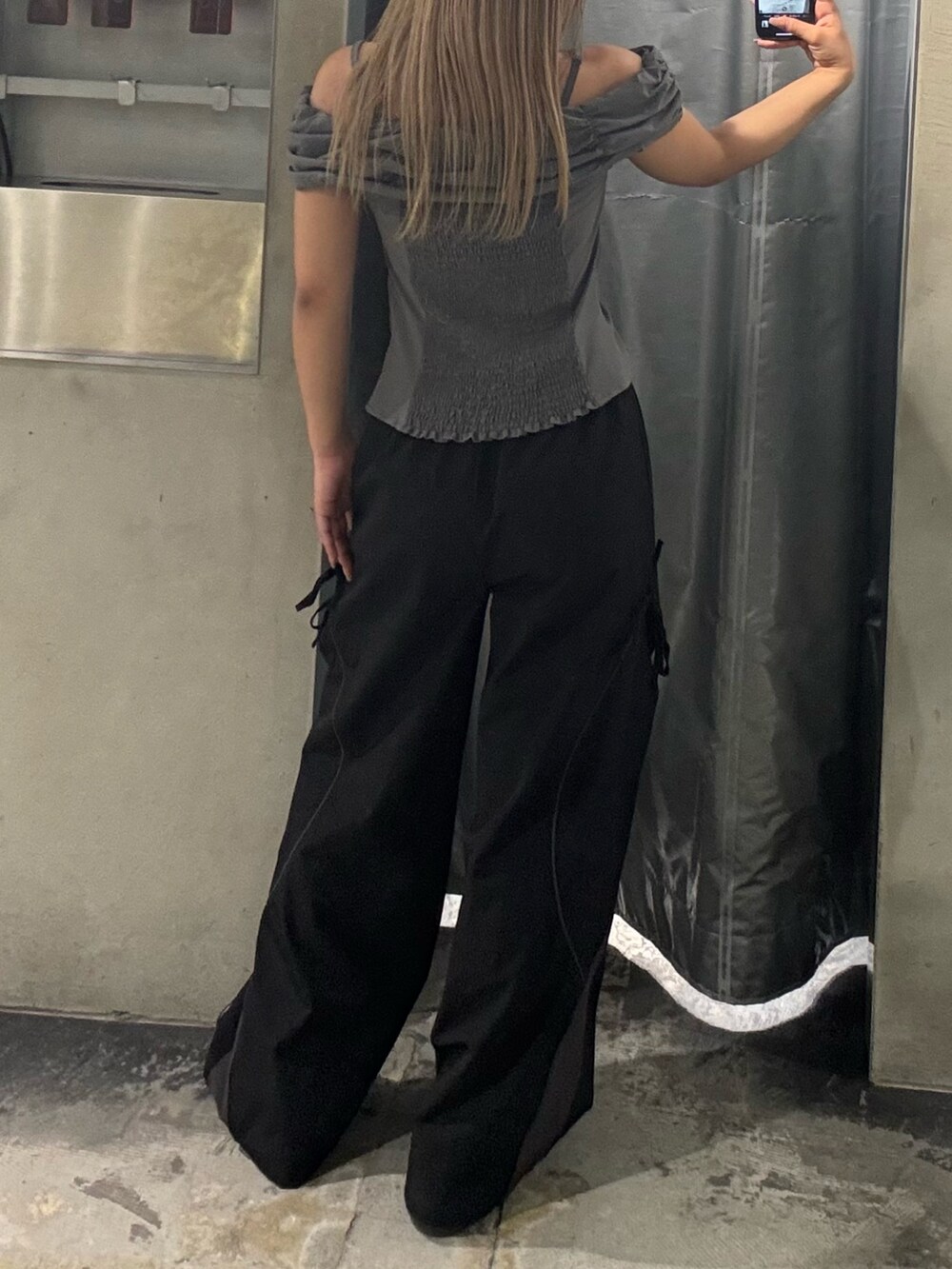 グレー系のTシャツ/カットソー、ブラック系のその他パンツ、ブラック系のサンダルを着用したレディースの夏コーディネートの3枚目の写真