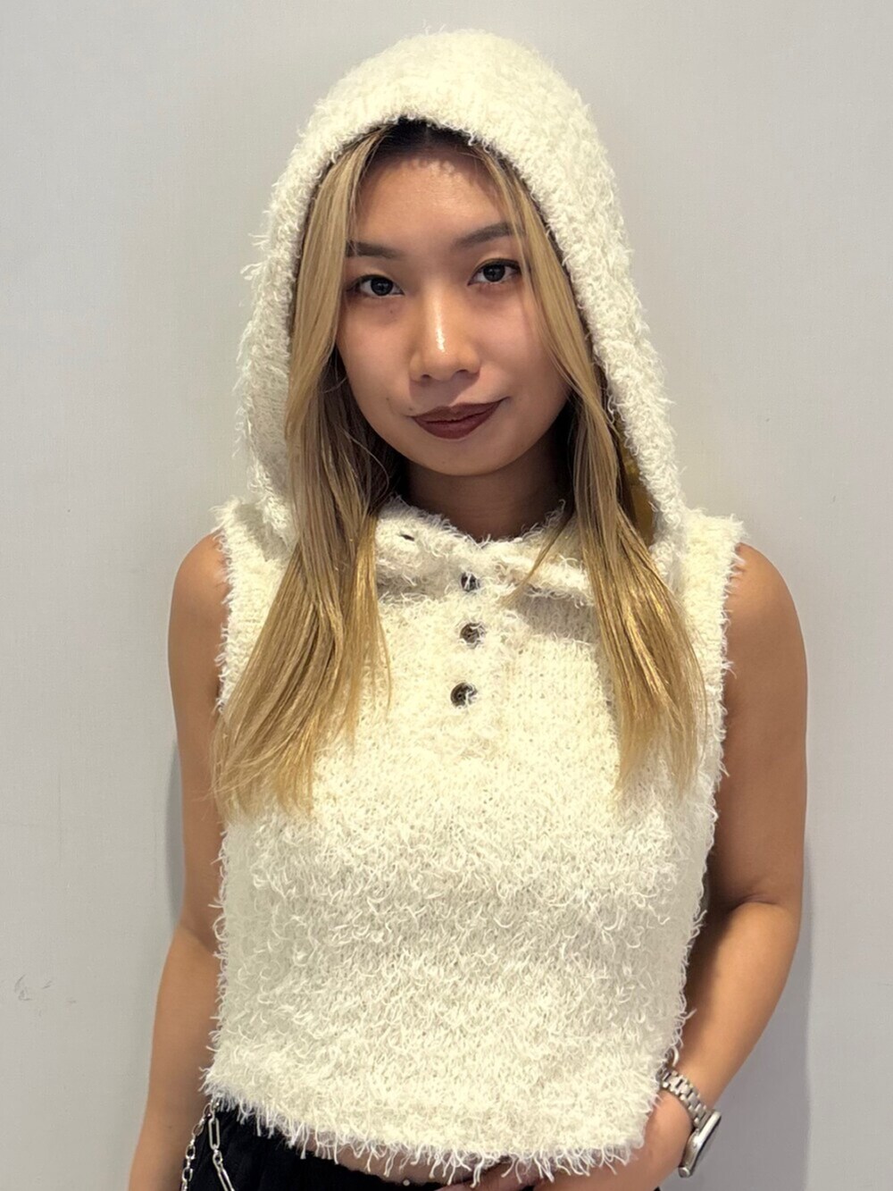 ホワイト系のニット/セーター、ブラック系のその他パンツ、ブラック系のサンダルを着用したレディースの春コーディネートの5枚目の写真