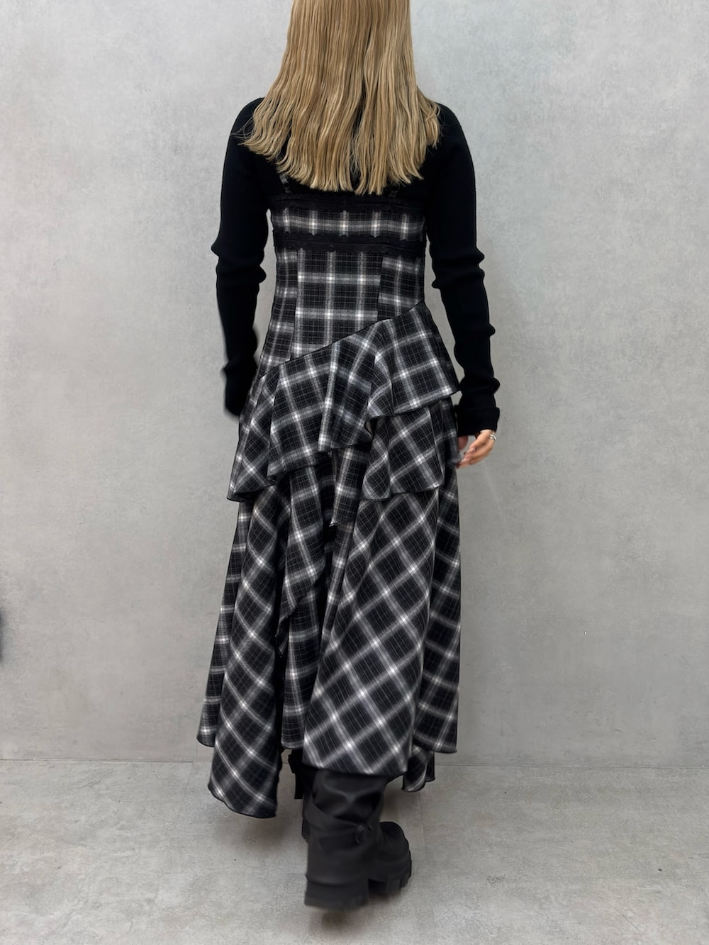 ブラック系のブーツ、ブラック系のワンピース、ブラック系のニット/セーターを着用したレディースの冬コーディネートの3枚目の写真