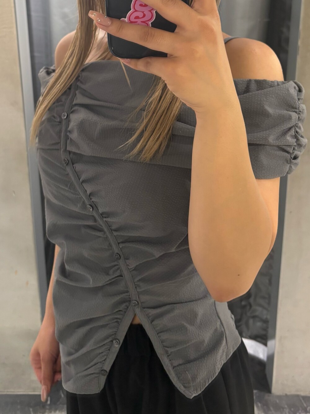 グレー系のTシャツ/カットソー、ブラック系のその他パンツ、ブラック系のサンダルを着用したレディースの夏コーディネートの5枚目の写真