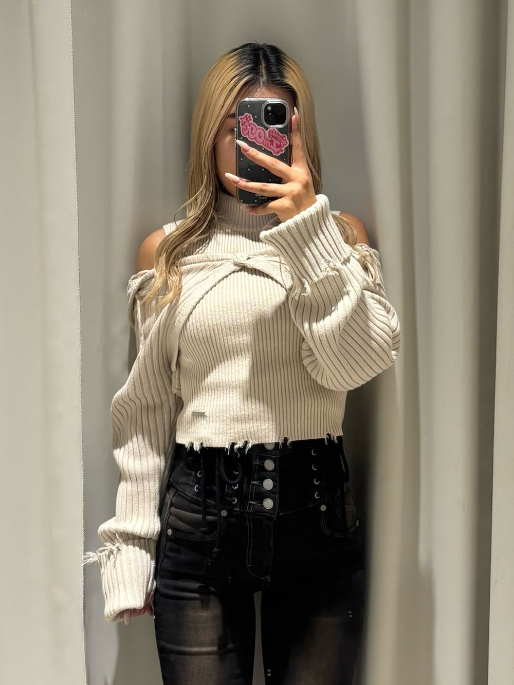 ホワイト系のニット/セーター、ブラック系のデニムパンツ、ブラック系のブーツを着用したレディースの秋コーディネートの4枚目の写真