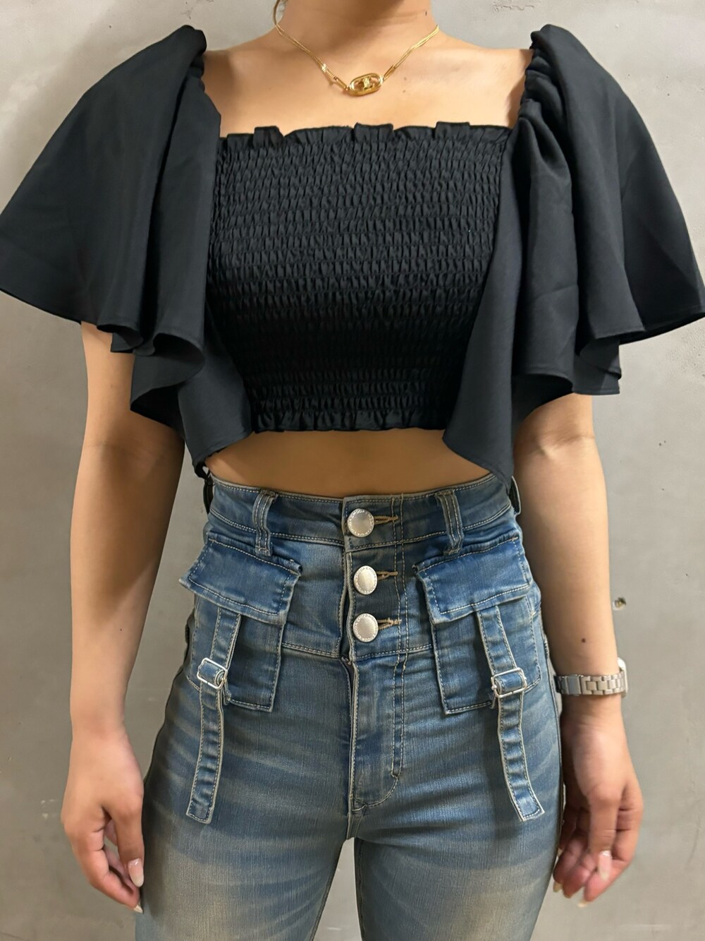 ブルー系のデニムパンツ、ブラック系のTシャツ/カットソー、ブラック系のサンダルを着用したレディースの夏コーディネートの4枚目の写真