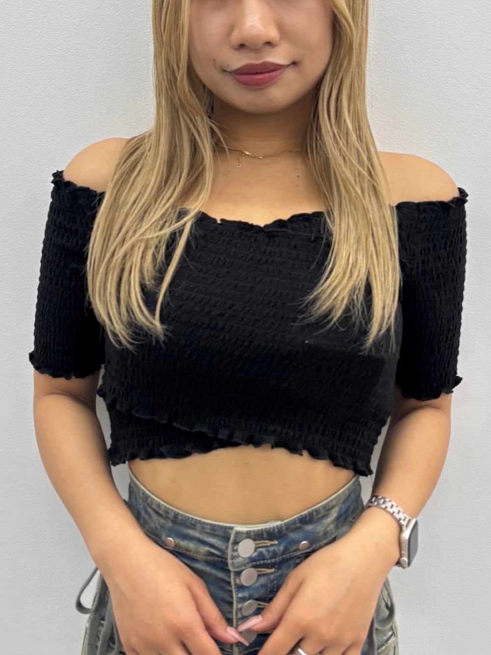 ブラック系のTシャツ/カットソー、ブルー系のデニムパンツ、ブラック系のサンダルを着用したレディースの夏コーディネートの4枚目の写真