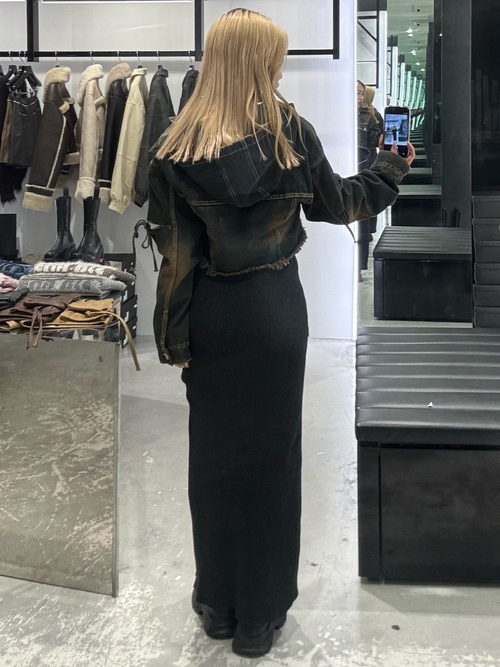 ブルー系のデニムジャケット、ブラック系のワンピース、ブラック系のローファーを着用したレディースの冬コーディネートの3枚目の写真