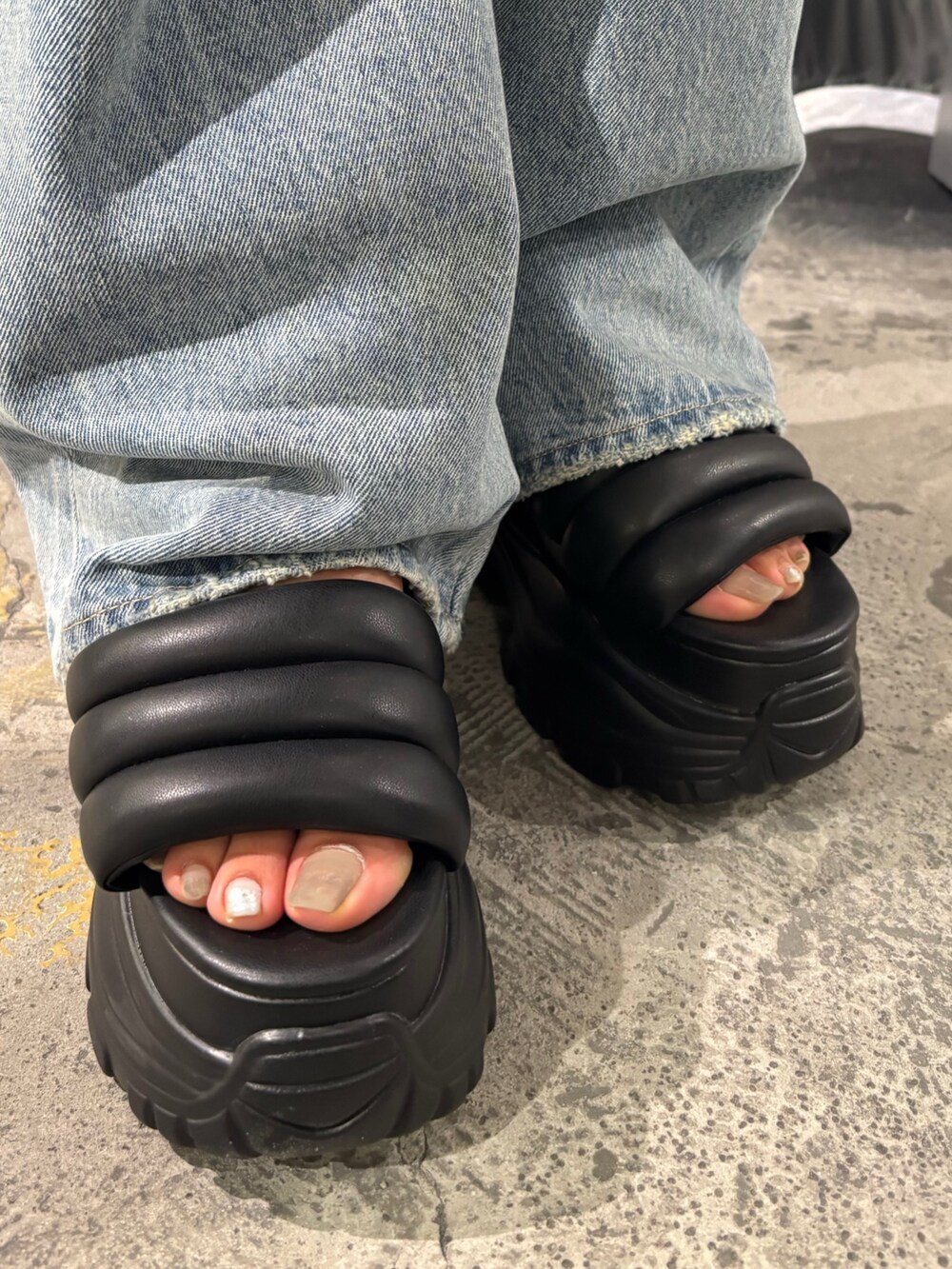 ブラック系のワンピース、ホワイト系のTシャツ/カットソー、ブルー系のデニムパンツを着用したレディースの夏コーディネートの7枚目の写真