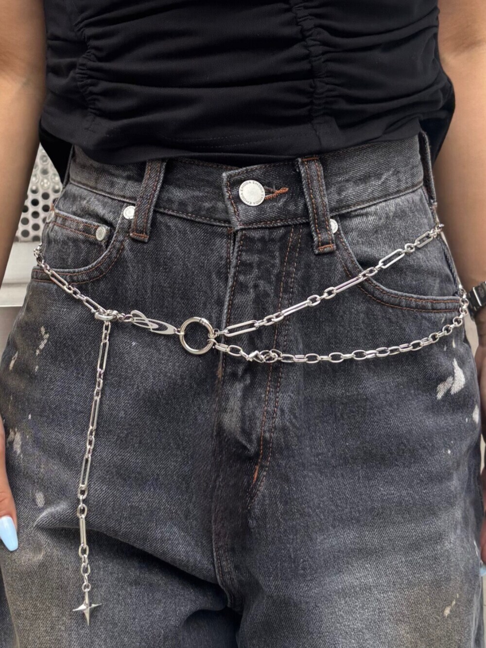 ブラック系のサンダル、ブラック系のTシャツ/カットソー、ブラック系のデニムパンツを着用したレディースの春コーディネートの6枚目の写真