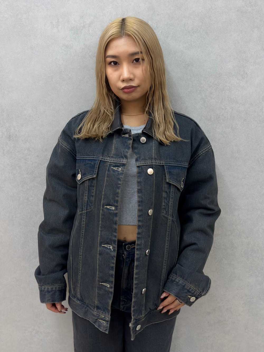 ブルー系のデニムパンツ、ブラック系のローファー、ブルー系のブルゾンを着用したレディースの冬コーディネートの3枚目の写真