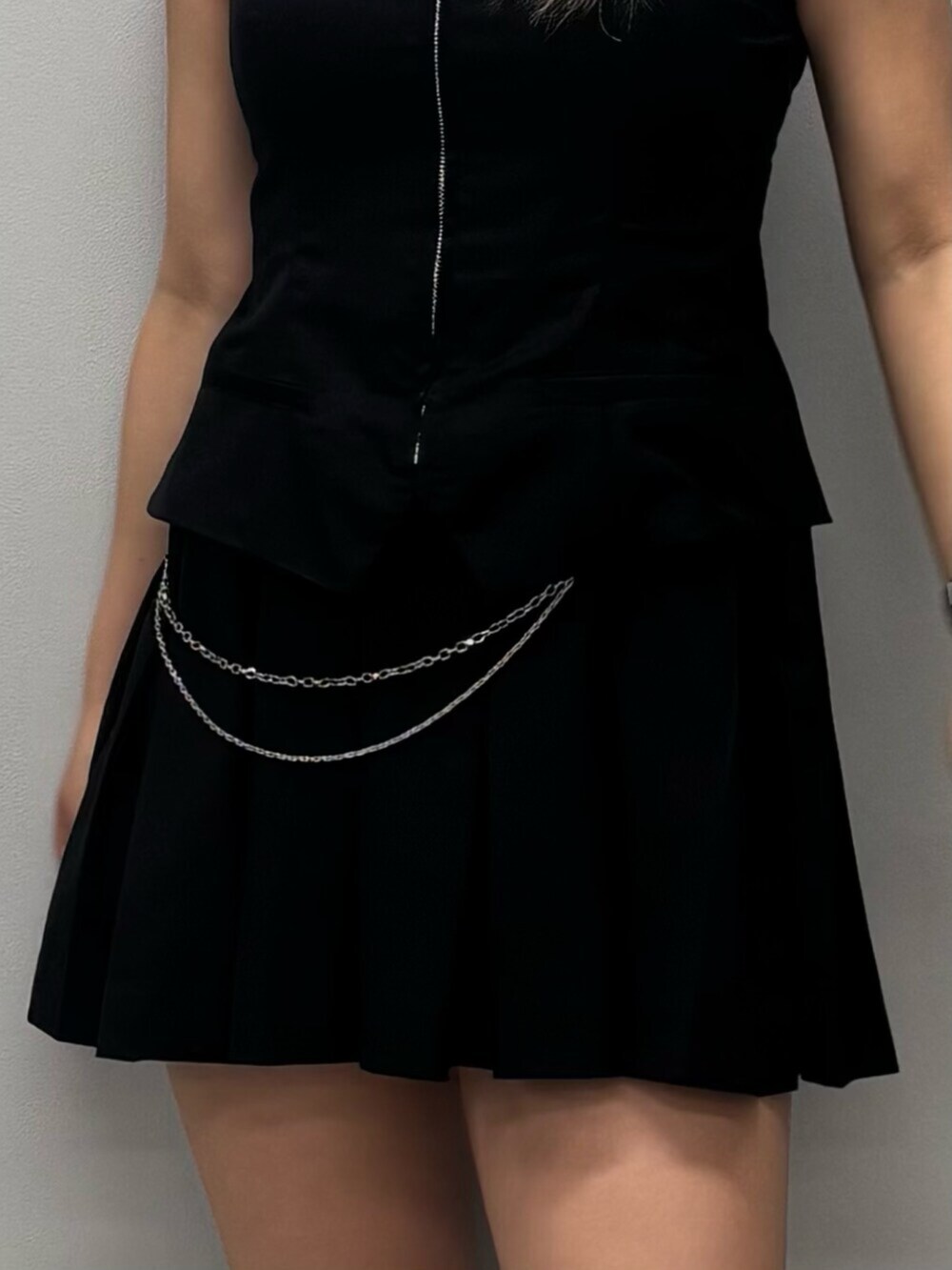 ブラック系のサンダル、ブラック系のワンピースを着用したレディースの春コーディネートの6枚目の写真