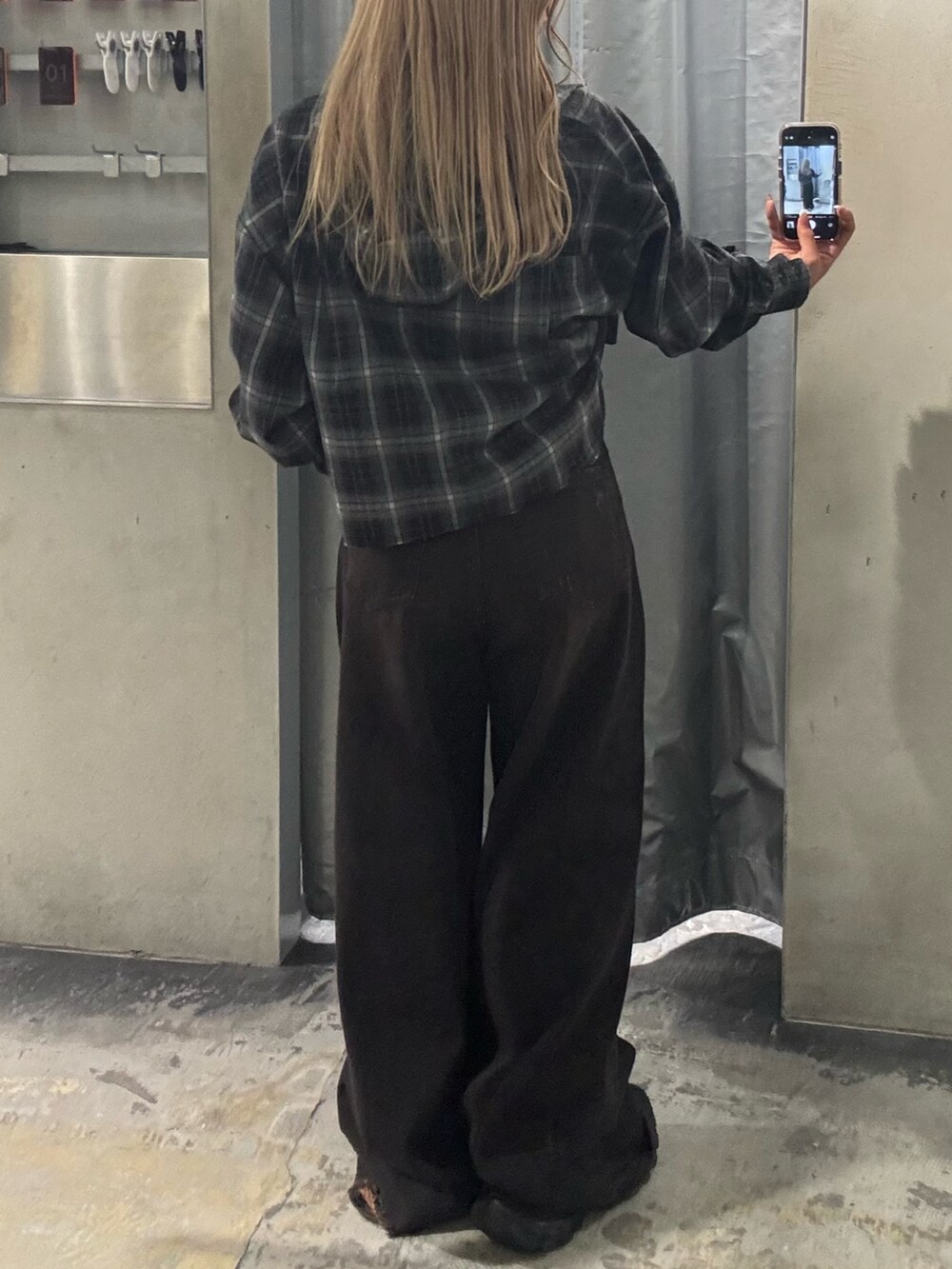 ブラック系のシャツ/ブラウス、ブラック系のデニムパンツ、ブラック系のスニーカーを着用したレディースの夏コーディネートの3枚目の写真