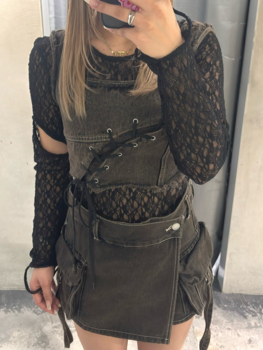 ブラック系のローファー、ブラック系のタンクトップ、ブラック系のTシャツ/カットソーを着用したレディースの春コーディネートの4枚目の写真