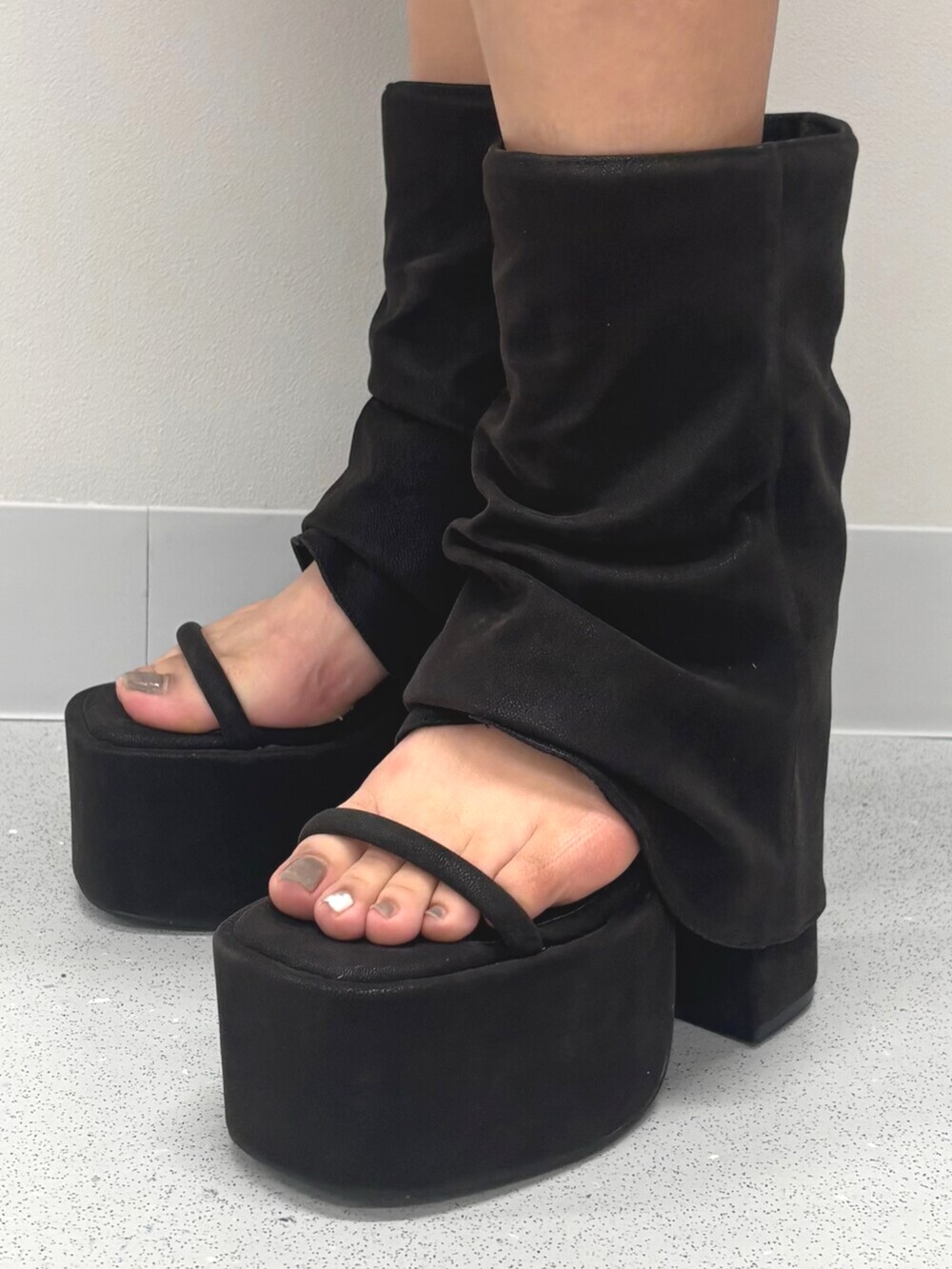 ブラック系のサンダル、ホワイト系のTシャツ/カットソー、ブラック系のスカートを着用したレディースの夏コーディネートの7枚目の写真