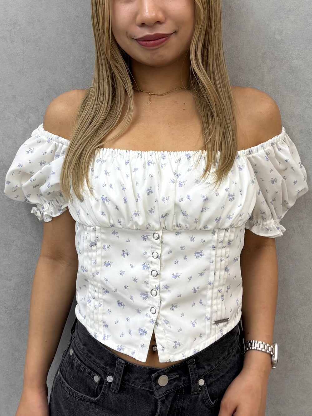 ブラック系のデニムパンツ、ブラック系のサンダルを着用したレディースの夏コーディネートの4枚目の写真