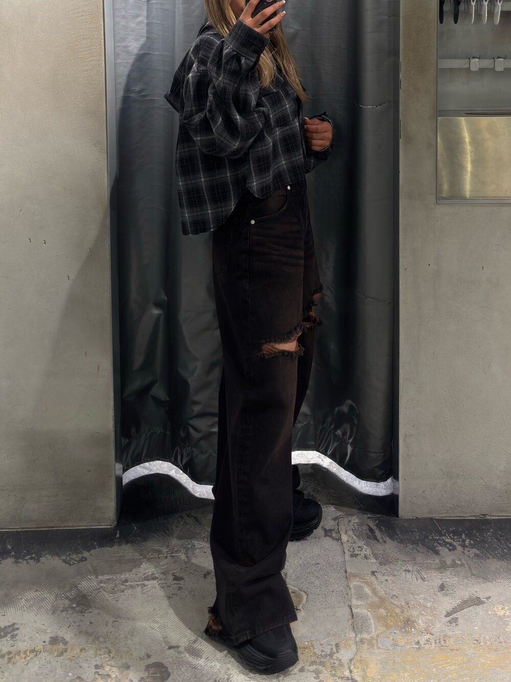 ブラック系のシャツ/ブラウス、ブラック系のデニムパンツ、ブラック系のスニーカーを着用したレディースの夏コーディネートの2枚目の写真