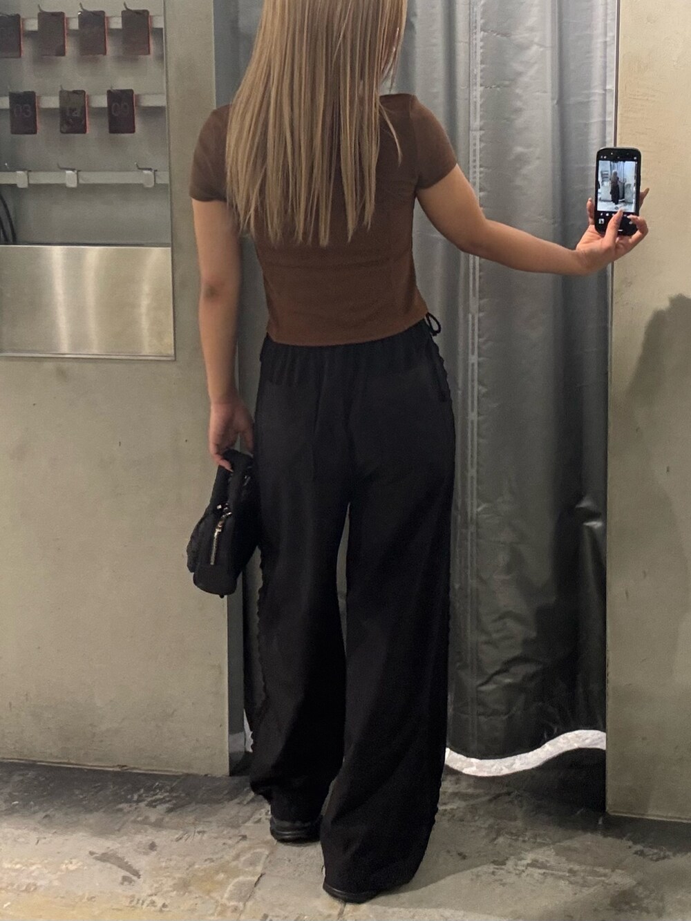 ブラウン系のTシャツ/カットソー、ブラック系のその他パンツ、ブラック系のハンドバッグを着用したレディースの夏コーディネートの3枚目の写真