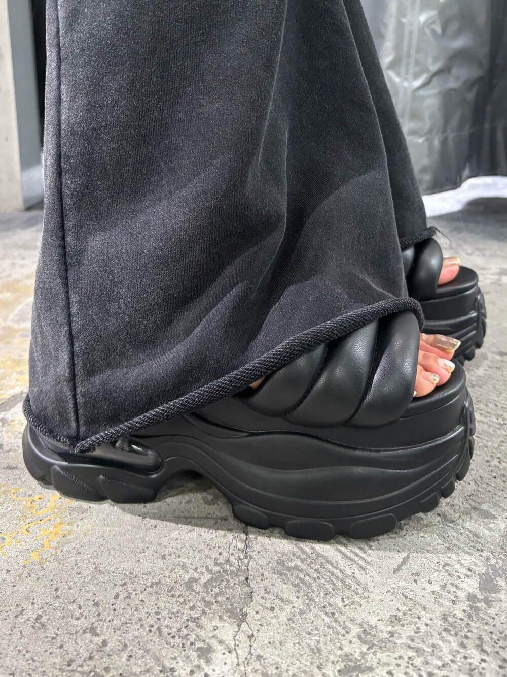 グレー系のTシャツ/カットソー、ブラック系のスウェットパンツ、ブラック系のサンダルを着用したレディースの夏コーディネートの5枚目の写真