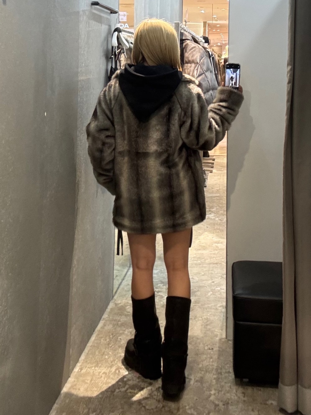 ブラック系のパーカー、グレー系のその他アウター、ブラック系のその他パンツを着用したレディースの冬コーディネートの4枚目の写真