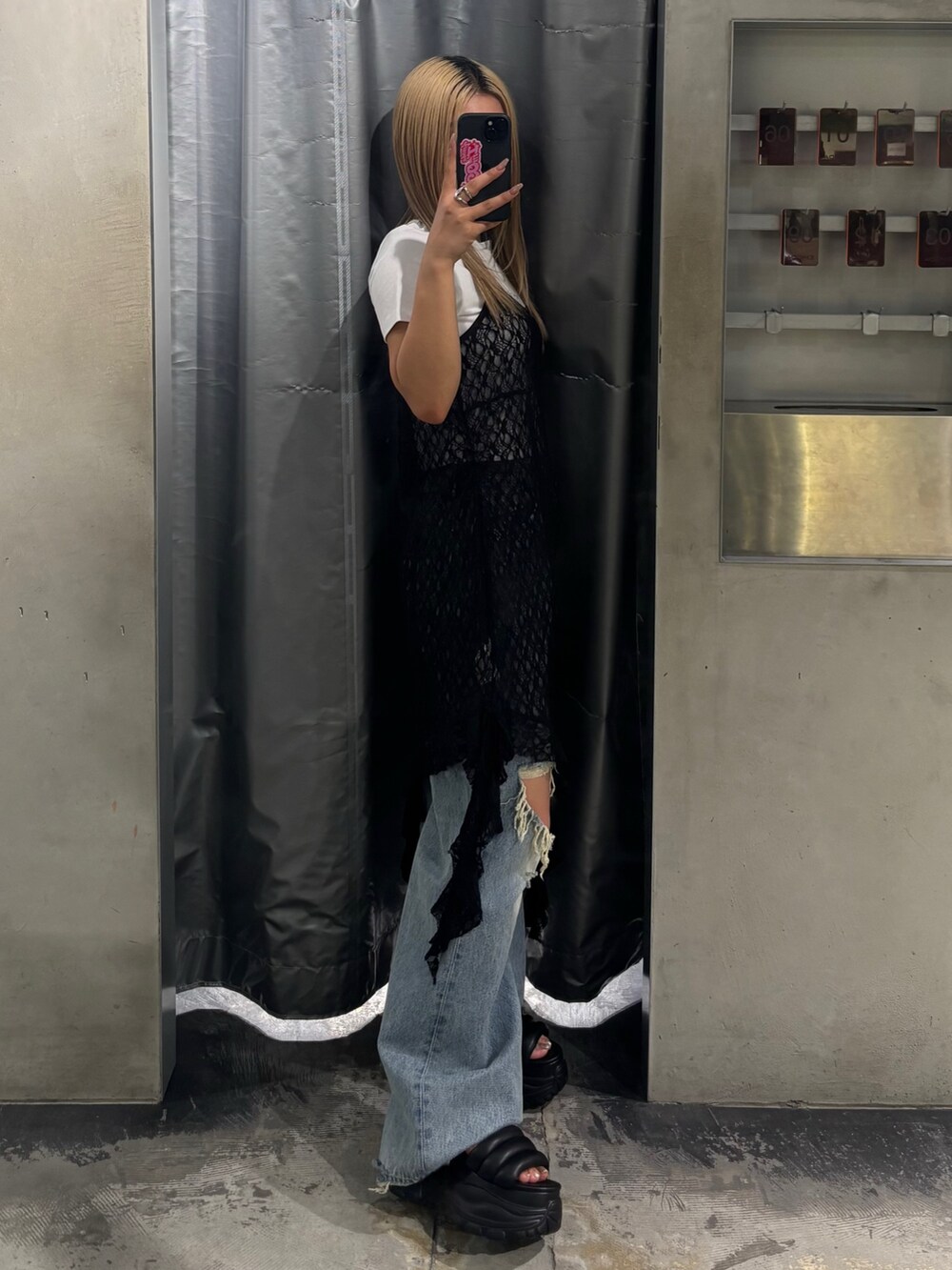 ブラック系のワンピース、ホワイト系のTシャツ/カットソー、ブルー系のデニムパンツを着用したレディースの夏コーディネートの2枚目の写真