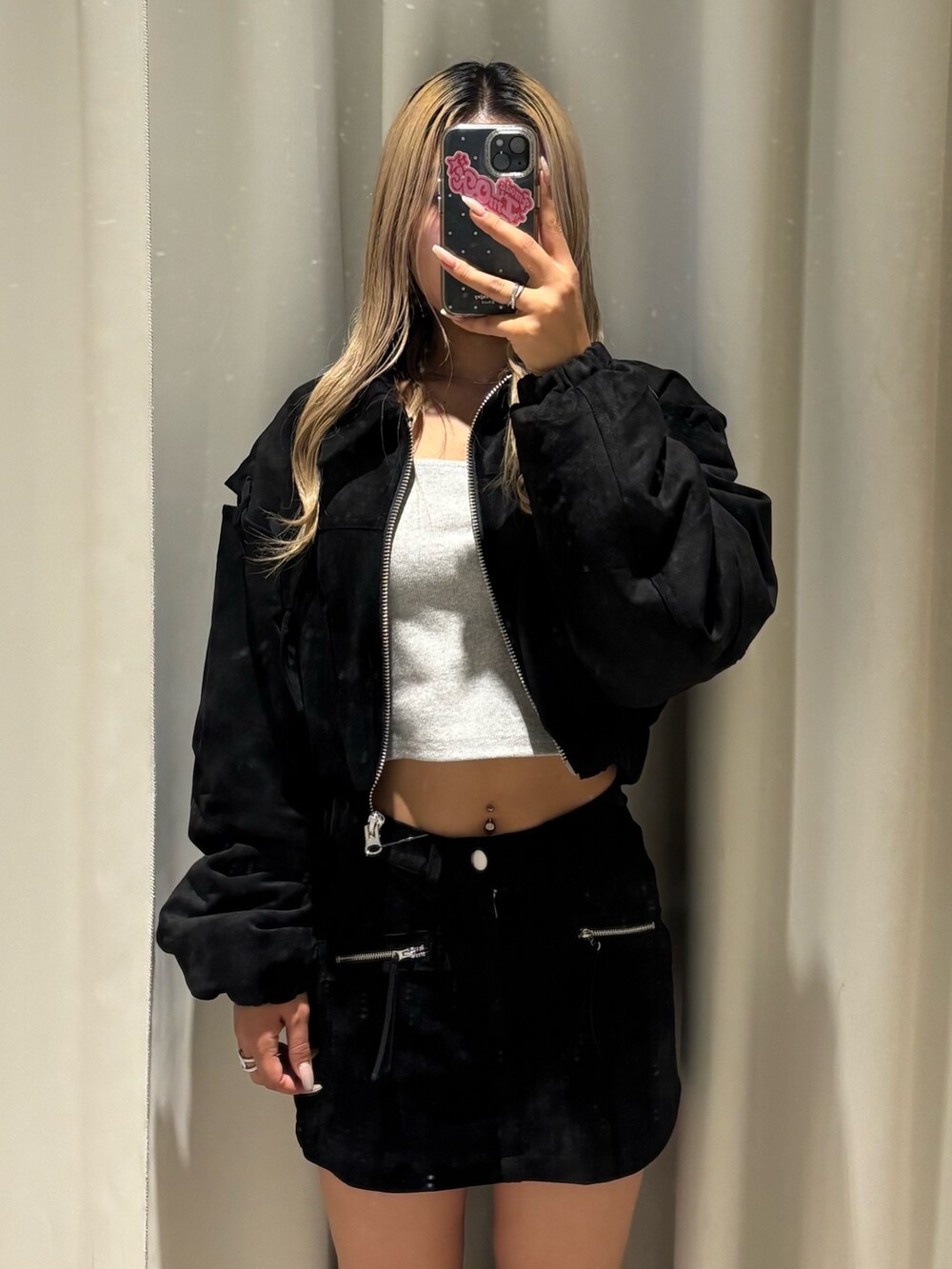 ブラック系のブルゾン、グレー系のTシャツ/カットソー、ブラック系のスカートを着用したレディースの秋コーディネートの4枚目の写真