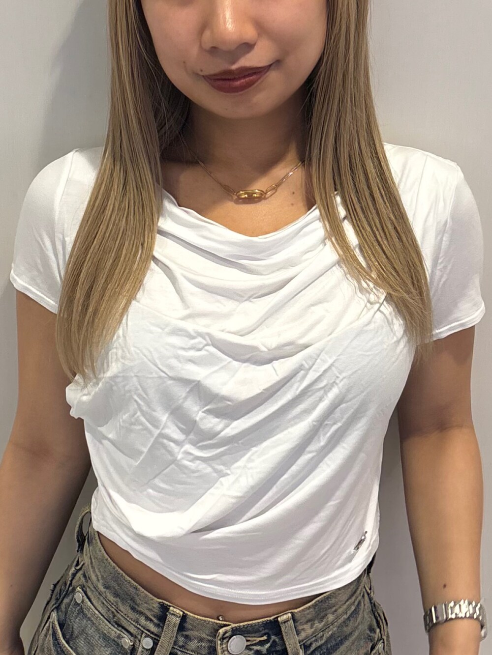 ホワイト系のTシャツ/カットソー、ブルー系のデニムパンツ、ブラック系のスニーカーを着用したレディースの夏コーディネートの4枚目の写真