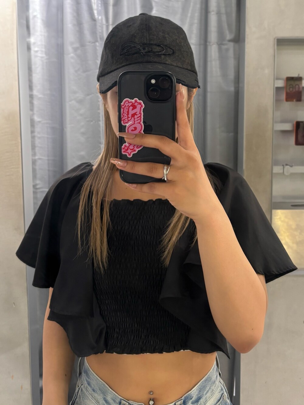 ブラック系のTシャツ/カットソー、ブルー系のデニムパンツ、ブラック系のサンダルを着用したレディースの夏コーディネートの5枚目の写真