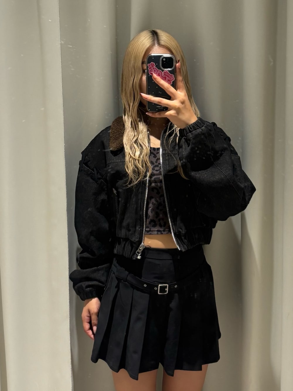 ブラック系のブルゾン、ブラック系のスカート、ブラック系のブーツを着用したレディースの秋コーディネートの4枚目の写真