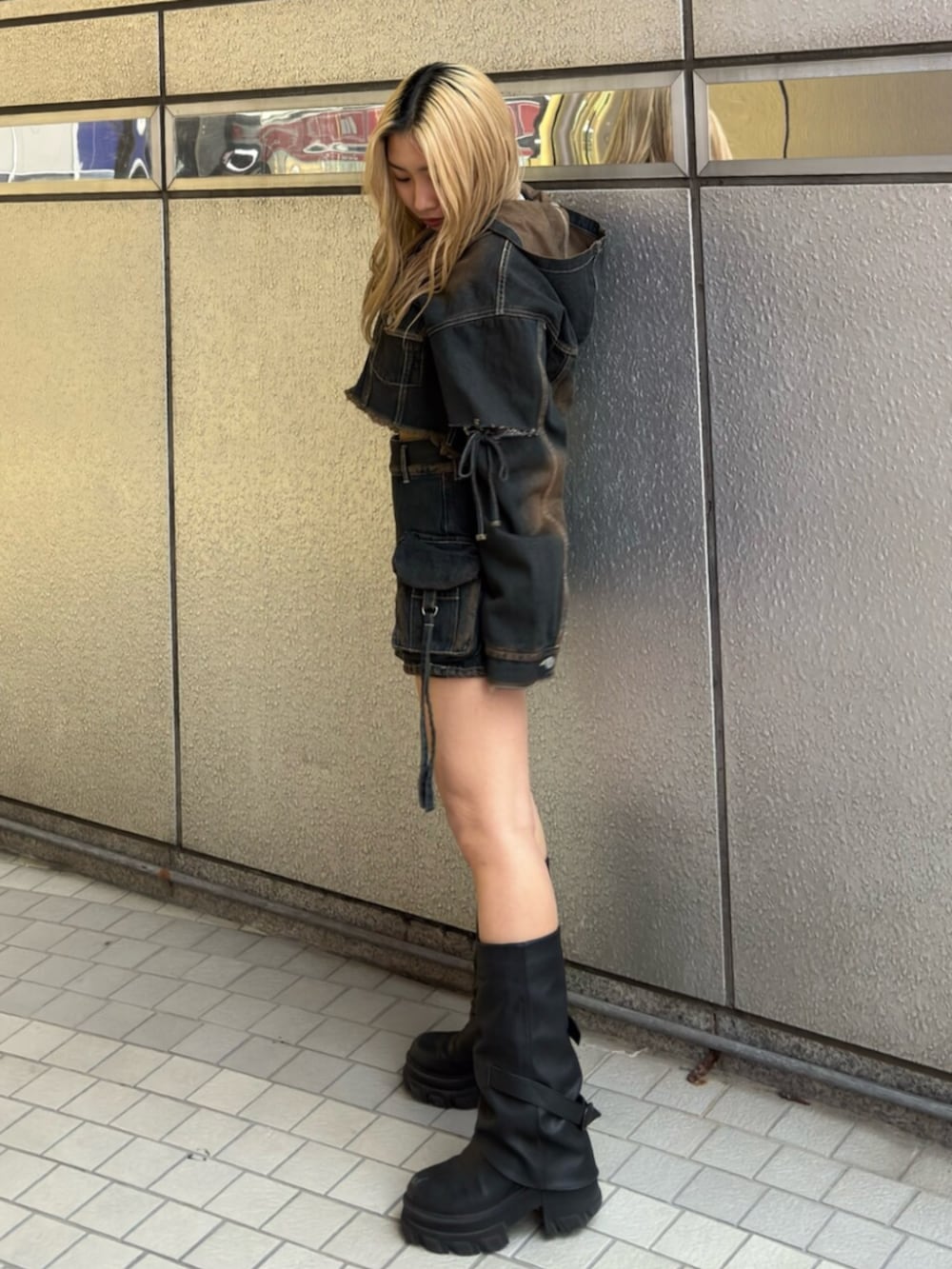 ブラック系のブーツ、ブルー系のデニムジャケット、グレー系のニット/セーターを着用したレディースの冬コーディネートの2枚目の写真