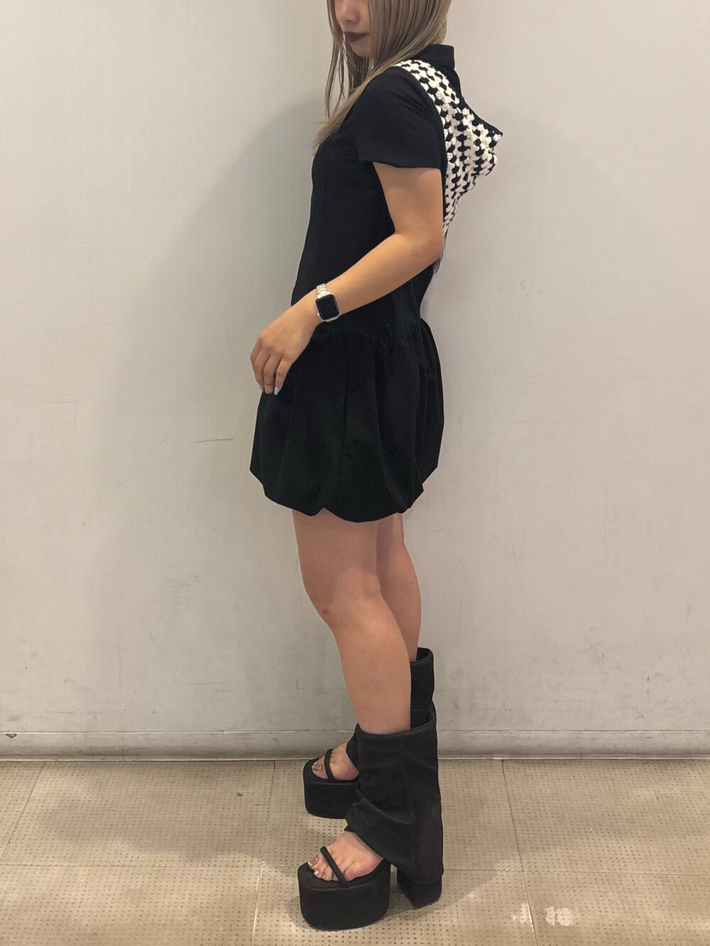 ブラック系のワンピース、ブラック系のサンダル、ブラック系のその他ヘアアクセサリーを着用したレディースの春コーディネートの2枚目の写真