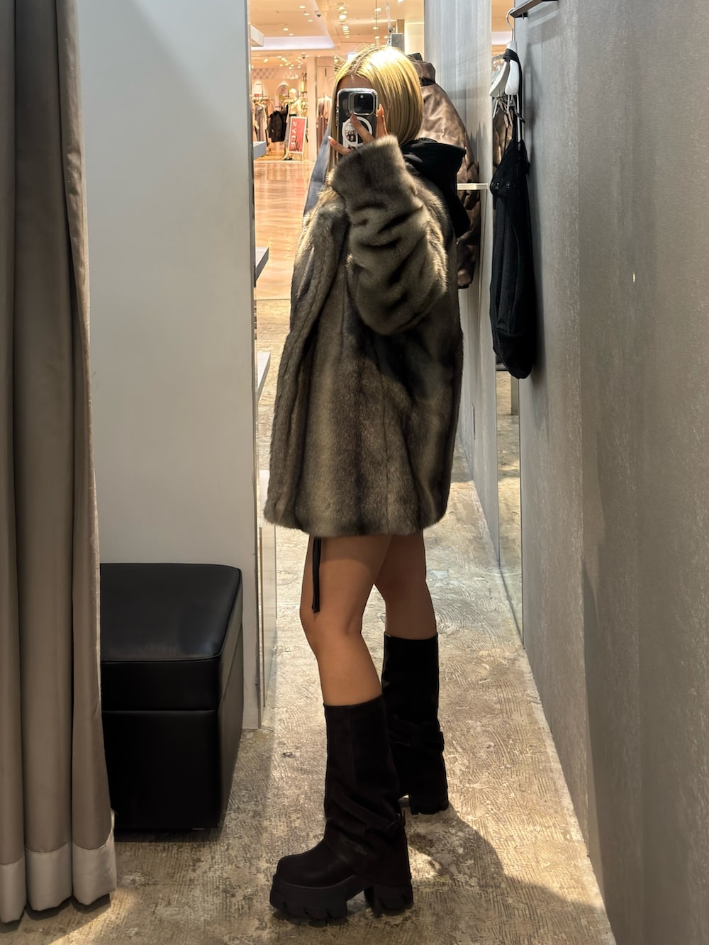 ブラック系のパーカー、グレー系のその他アウター、ブラック系のその他パンツを着用したレディースの冬コーディネートの3枚目の写真