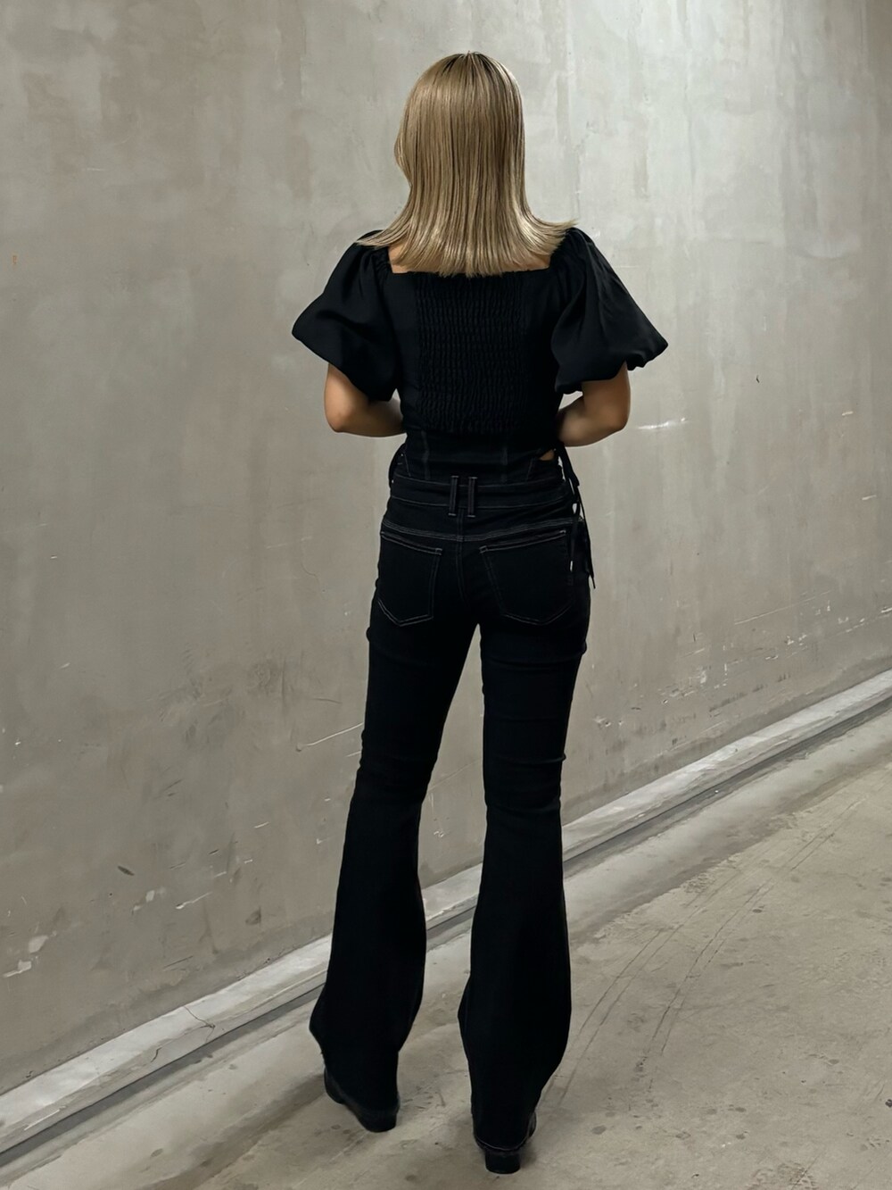 ブラック系のデニムパンツ、ブラック系のシャツ/ブラウス、ブラック系のサンダルを着用したレディースの夏コーディネートの3枚目の写真