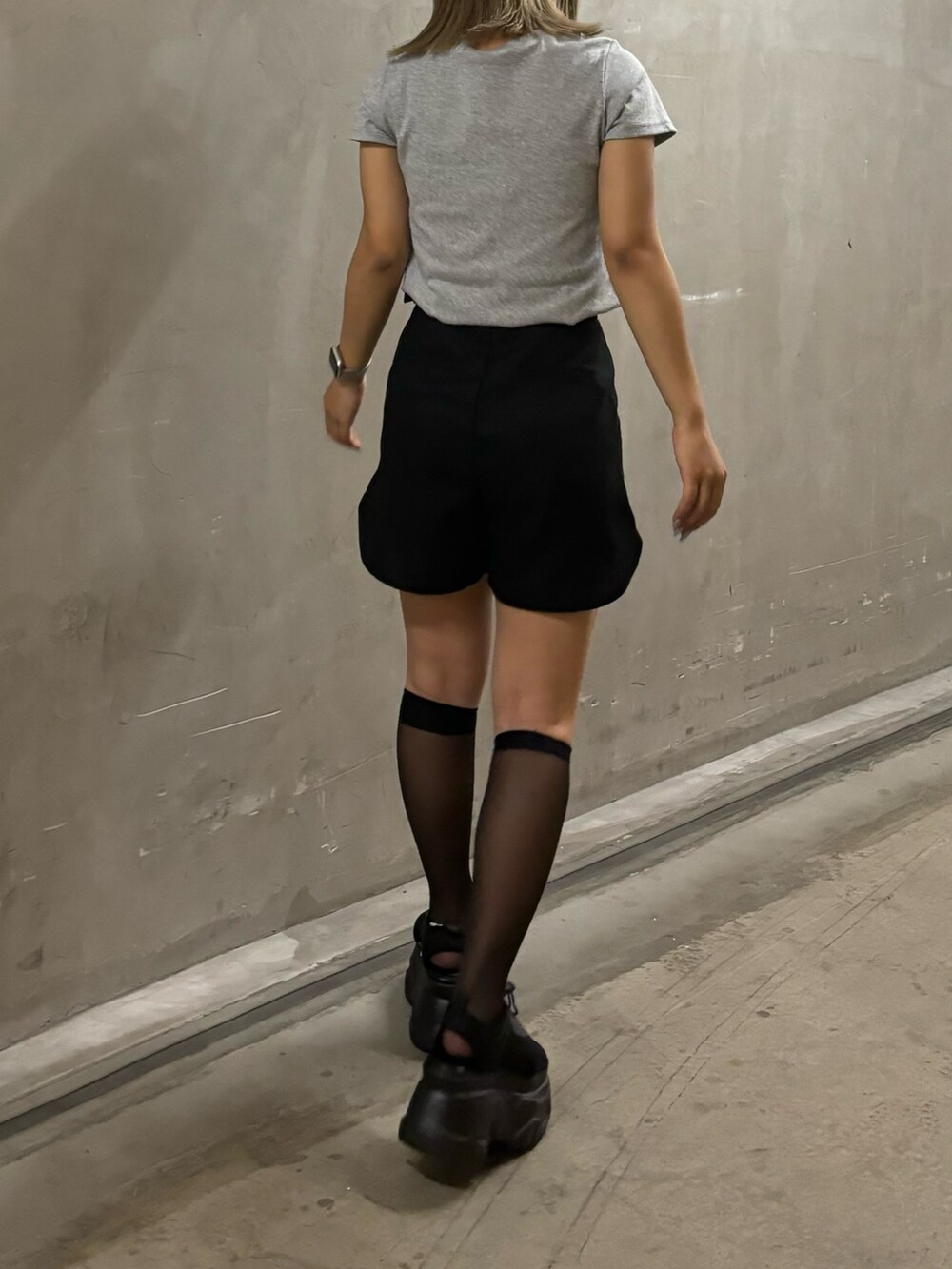 ブラック系のその他パンツ、グレー系のTシャツ/カットソー、ブラック系のサンダルを着用したレディースの夏コーディネートの3枚目の写真