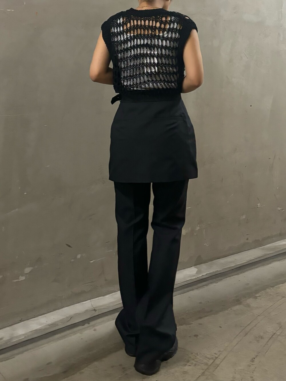その他のその他パンツ、ブラック系のタンクトップ、ホワイト系のタンクトップを着用したレディースの春コーディネートの3枚目の写真