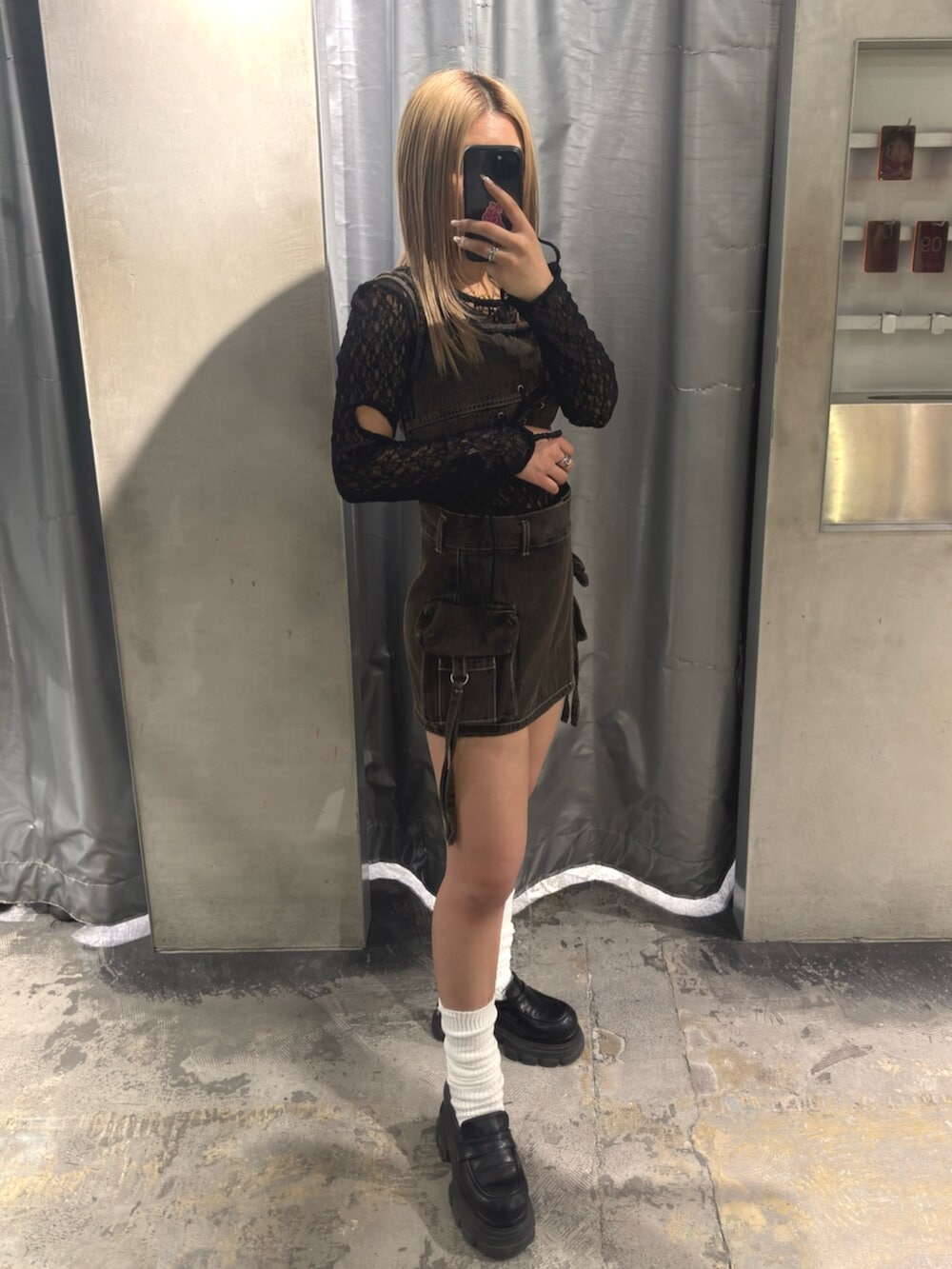 ブラック系のローファー、ブラック系のタンクトップ、ブラック系のTシャツ/カットソーを着用したレディースの春コーディネートの2枚目の写真