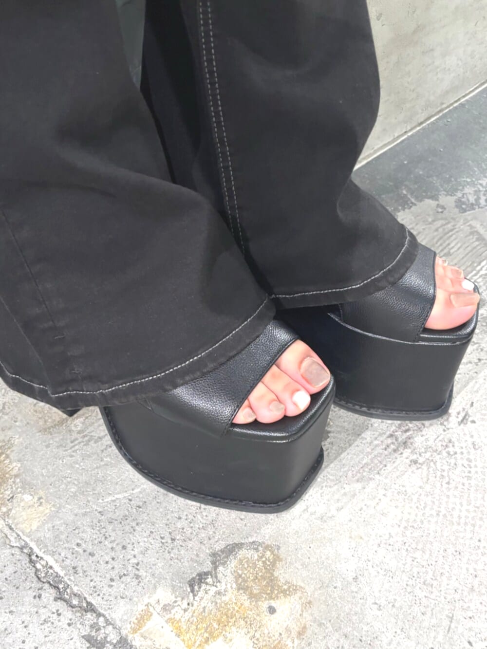 ブラック系のサンダル、グレー系のニット/セーター、ブラック系のデニムパンツを着用したレディースの夏コーディネートの7枚目の写真