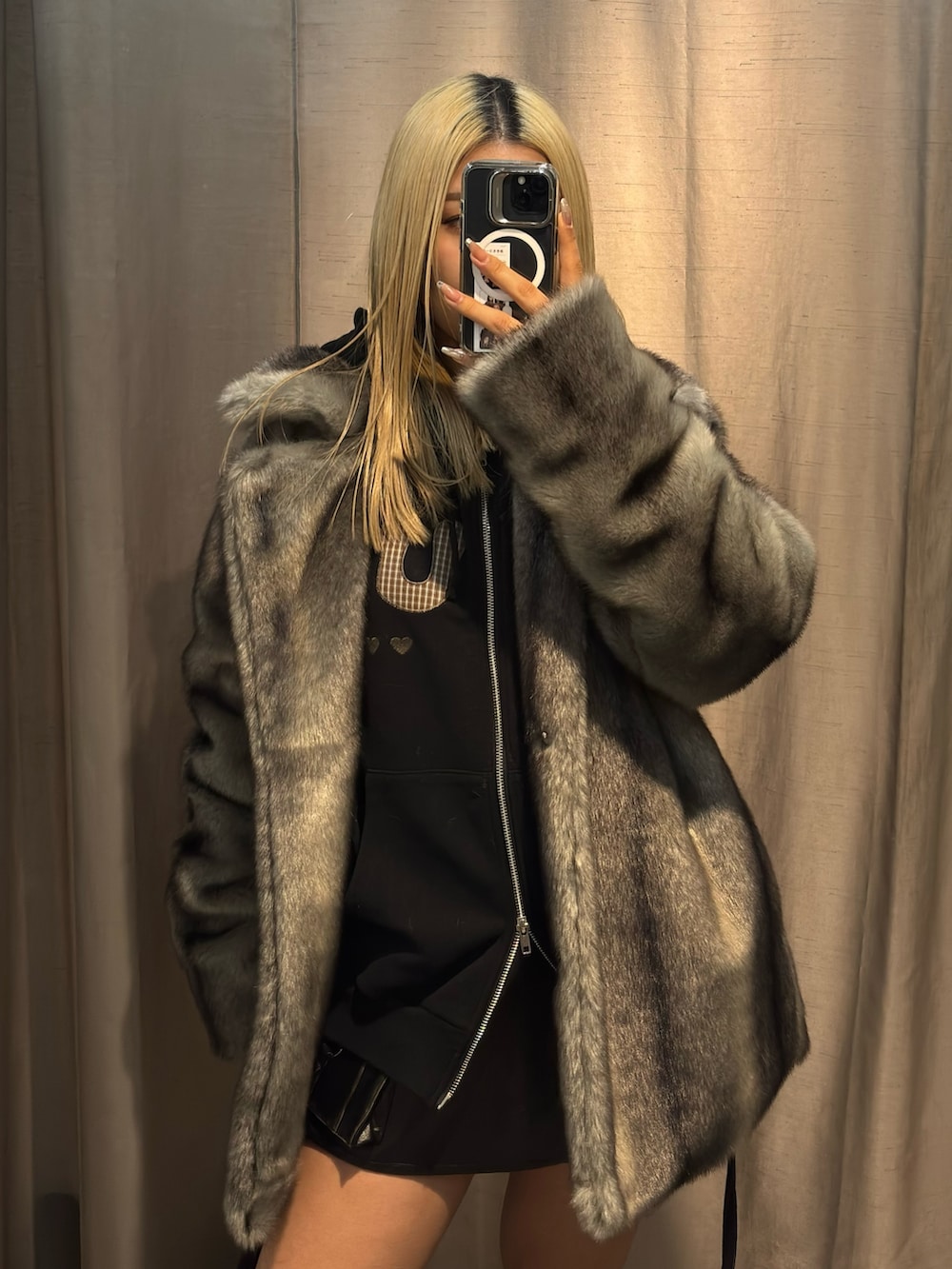 ブラック系のパーカー、グレー系のその他アウター、ブラック系のその他パンツを着用したレディースの冬コーディネートの5枚目の写真