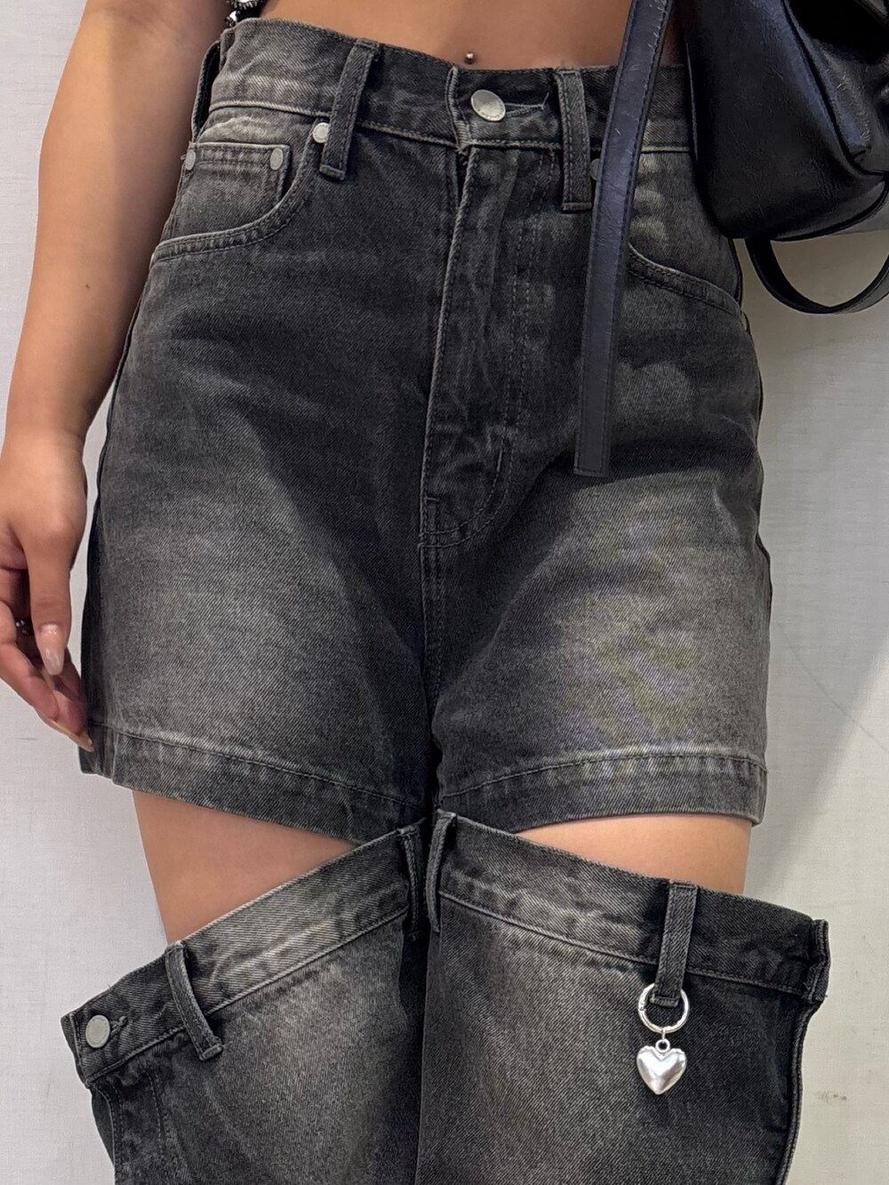 ブラック系のスニーカー、グレー系のTシャツ/カットソー、ブラック系のハンドバッグを着用したレディースの夏コーディネートの5枚目の写真