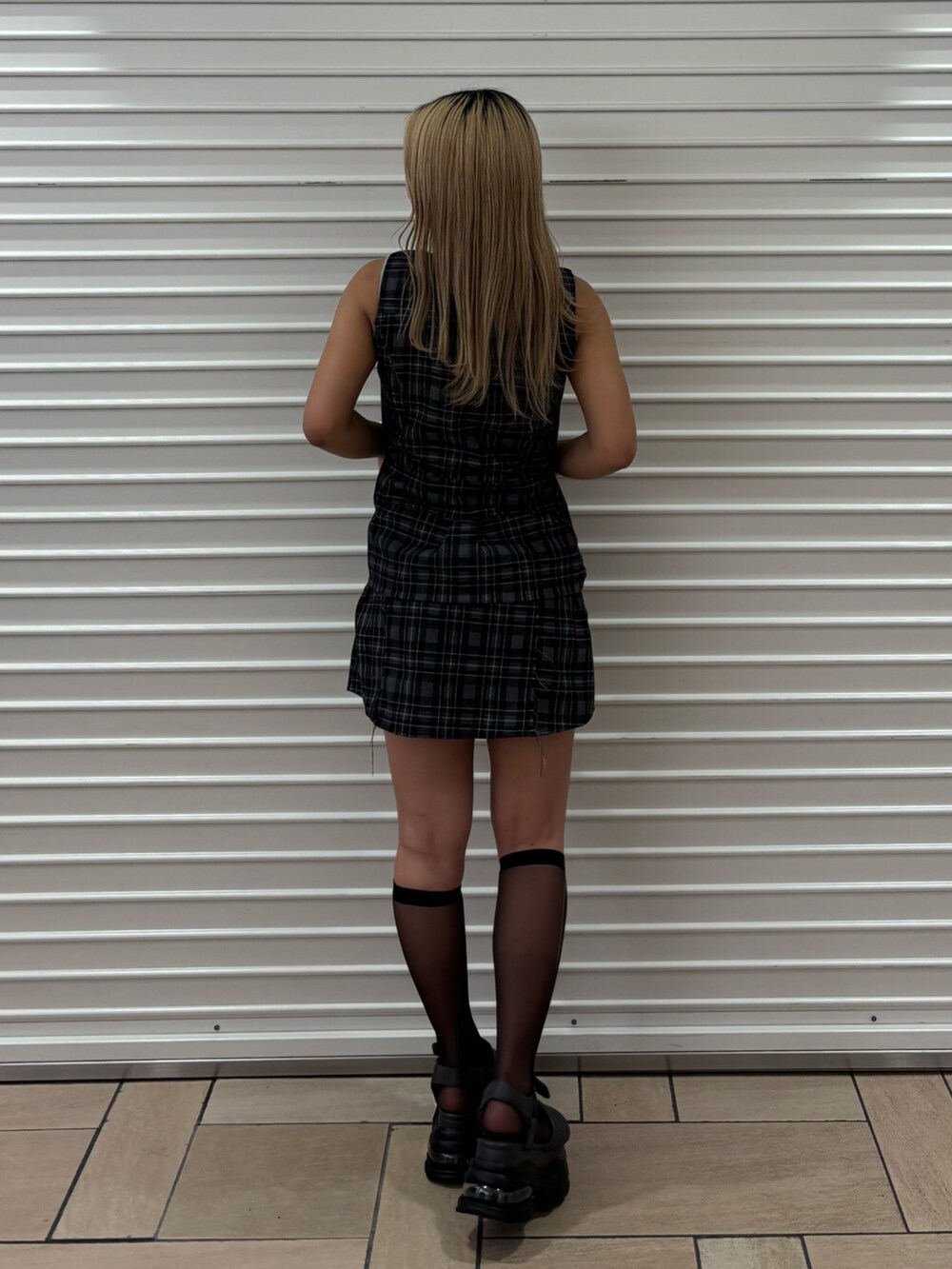 グレー系のワンピース、グレー系のサンダルを着用したレディースの夏コーディネートの3枚目の写真