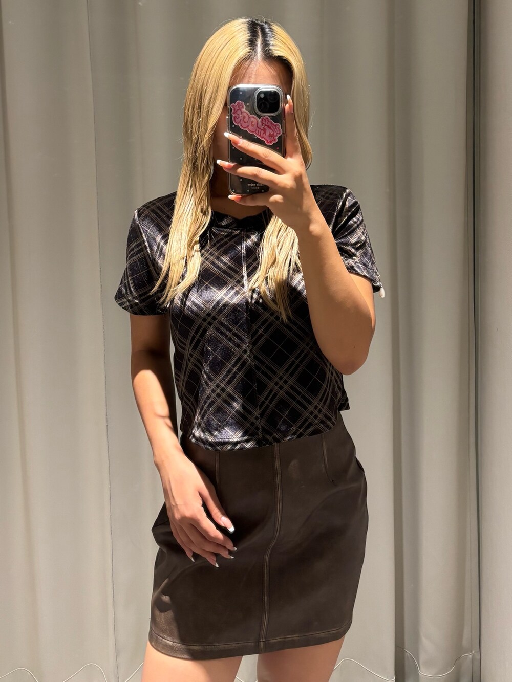 その他のTシャツ/カットソー、ブラウン系のスカート、ブラウン系のブーツを着用したレディースの秋コーディネートの4枚目の写真