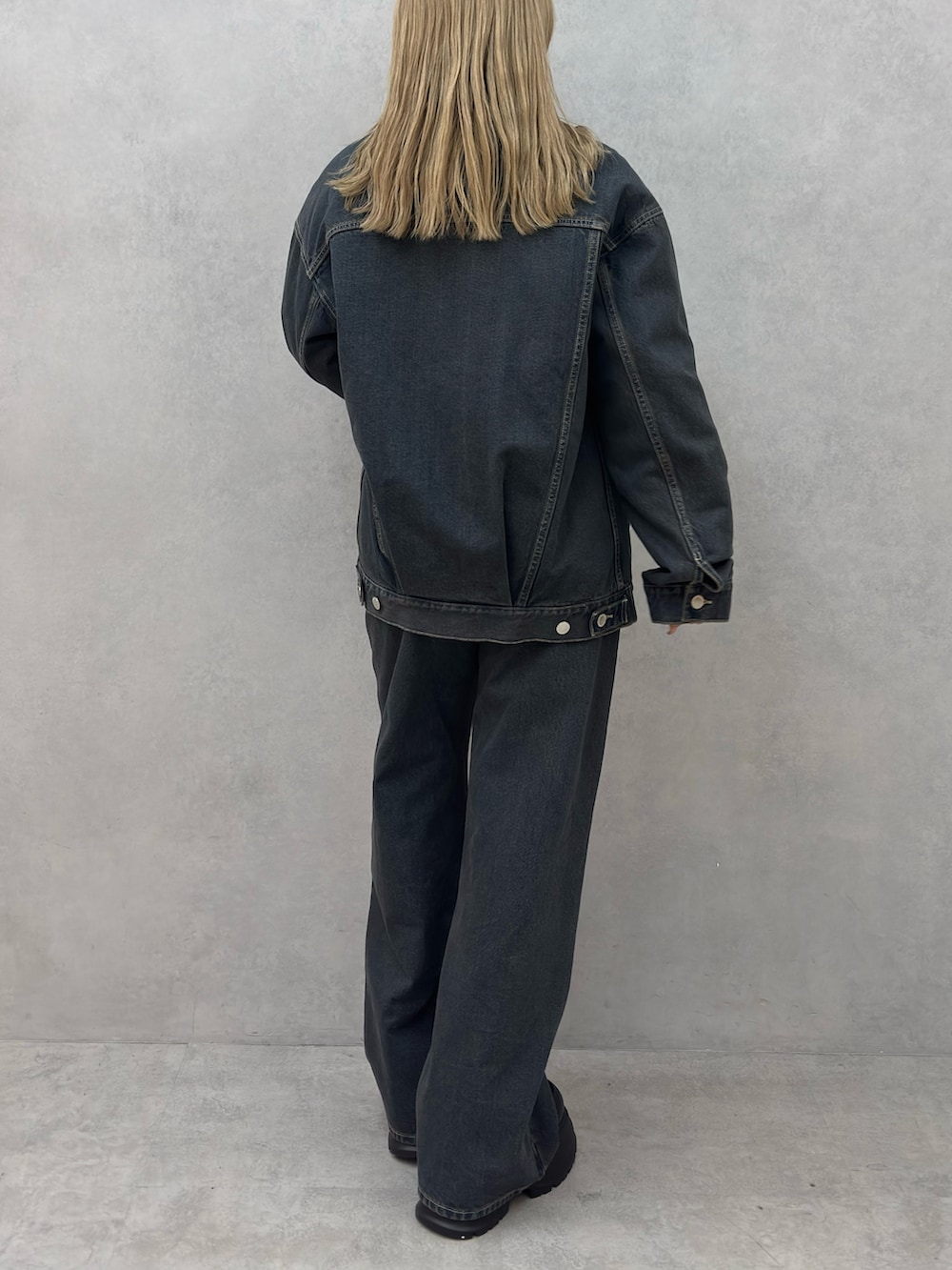 ブルー系のデニムパンツ、ブラック系のローファー、ブルー系のブルゾンを着用したレディースの冬コーディネートの4枚目の写真